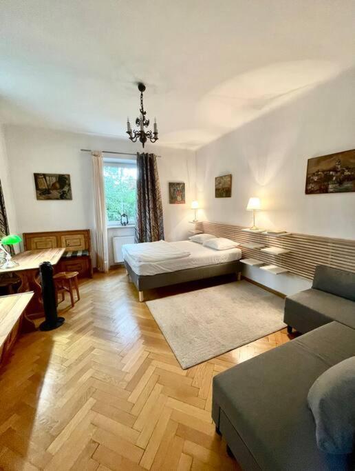 Beautiful Villa With Garden In Milanowek Exterior photo